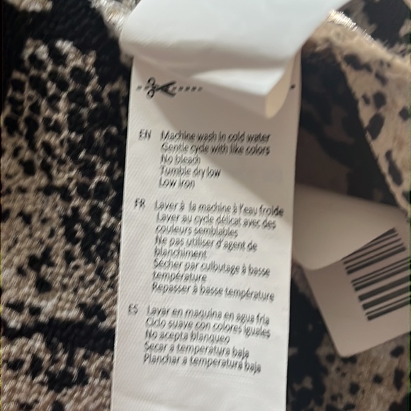 Women’s snakeskin print sleeveless blouse - Picture 7 of 7